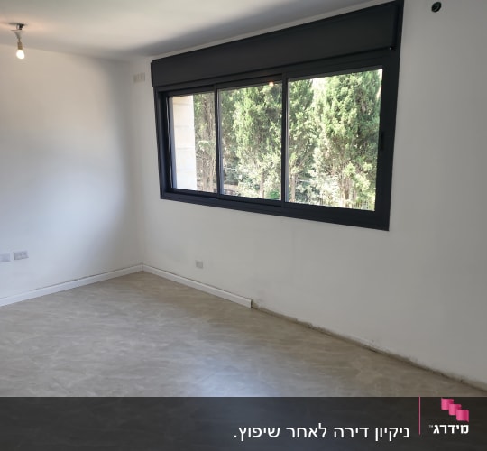 חדר ריק עם רצפה נקייה וחלון גדול